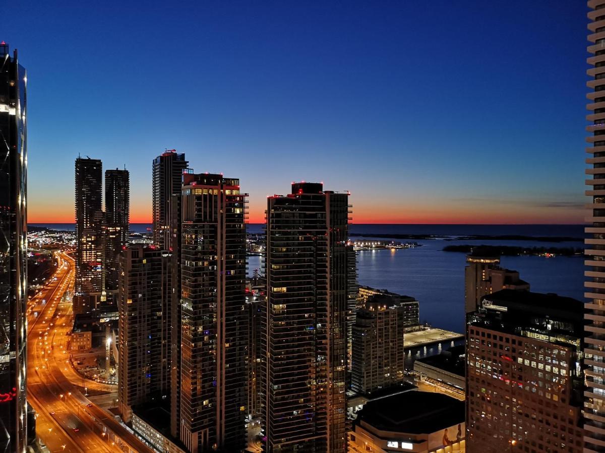 Luxury Downtown Toronto 2 Bedroom Suite With City And Lake Views And Free Parking ภายนอก รูปภาพ