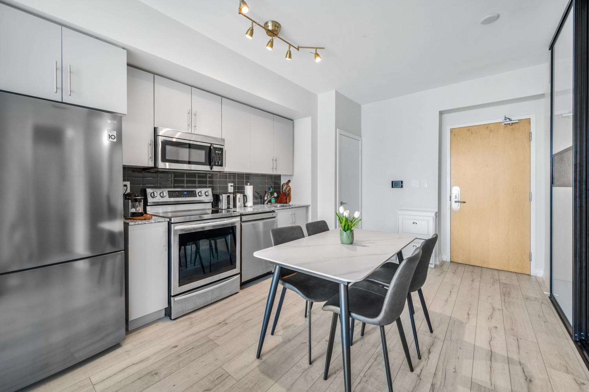 Luxury Downtown Toronto 2 Bedroom Suite With City And Lake Views And Free Parking ภายนอก รูปภาพ
