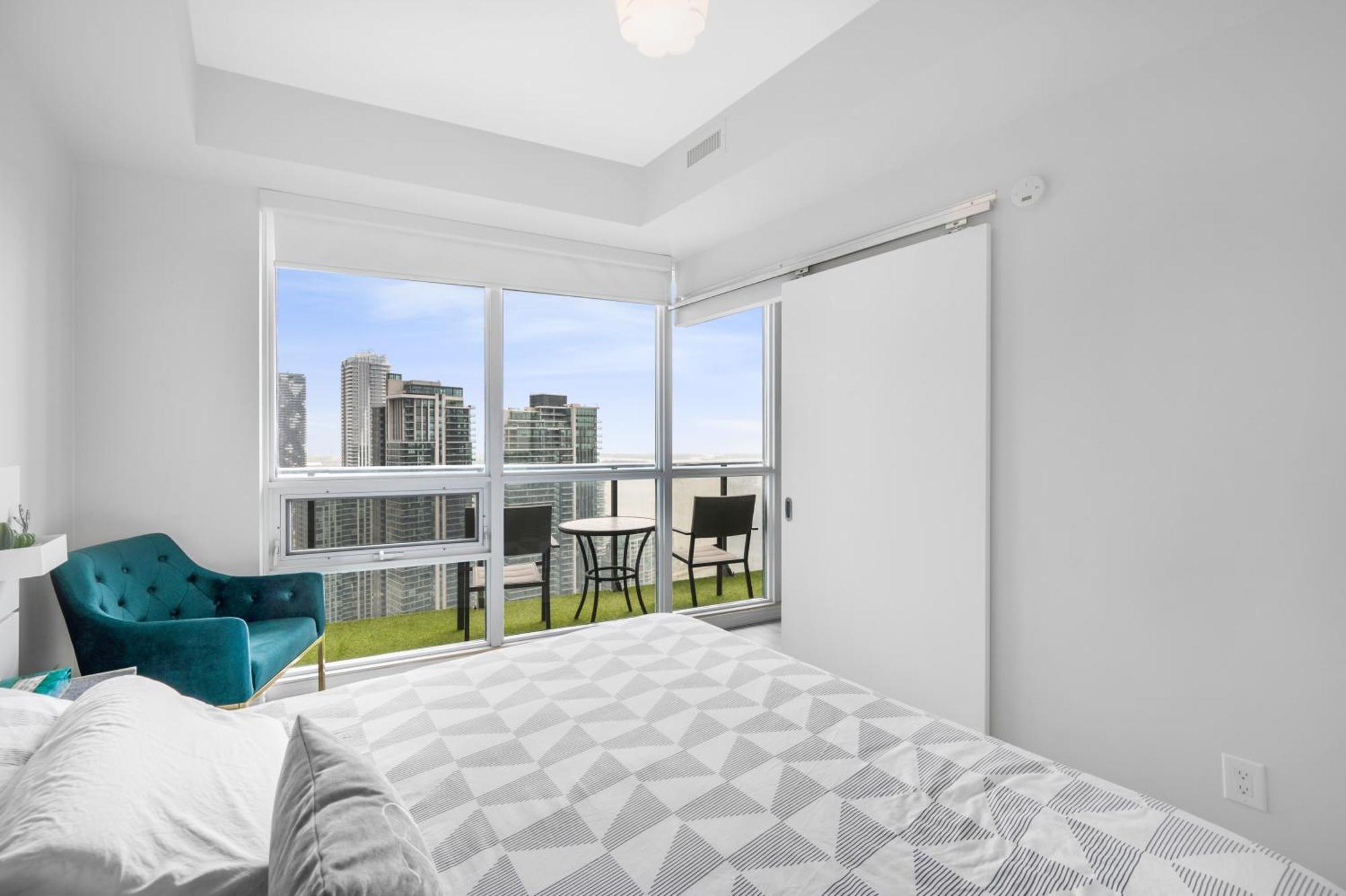 Luxury Downtown Toronto 2 Bedroom Suite With City And Lake Views And Free Parking ภายนอก รูปภาพ